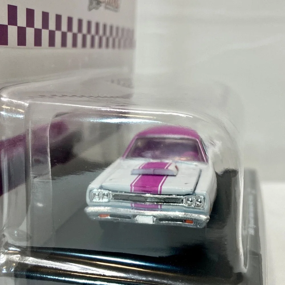 M2 Machines 1969 Plymouth Road Runner 440 6-Pack Purple Hornies Flowtech Exaust